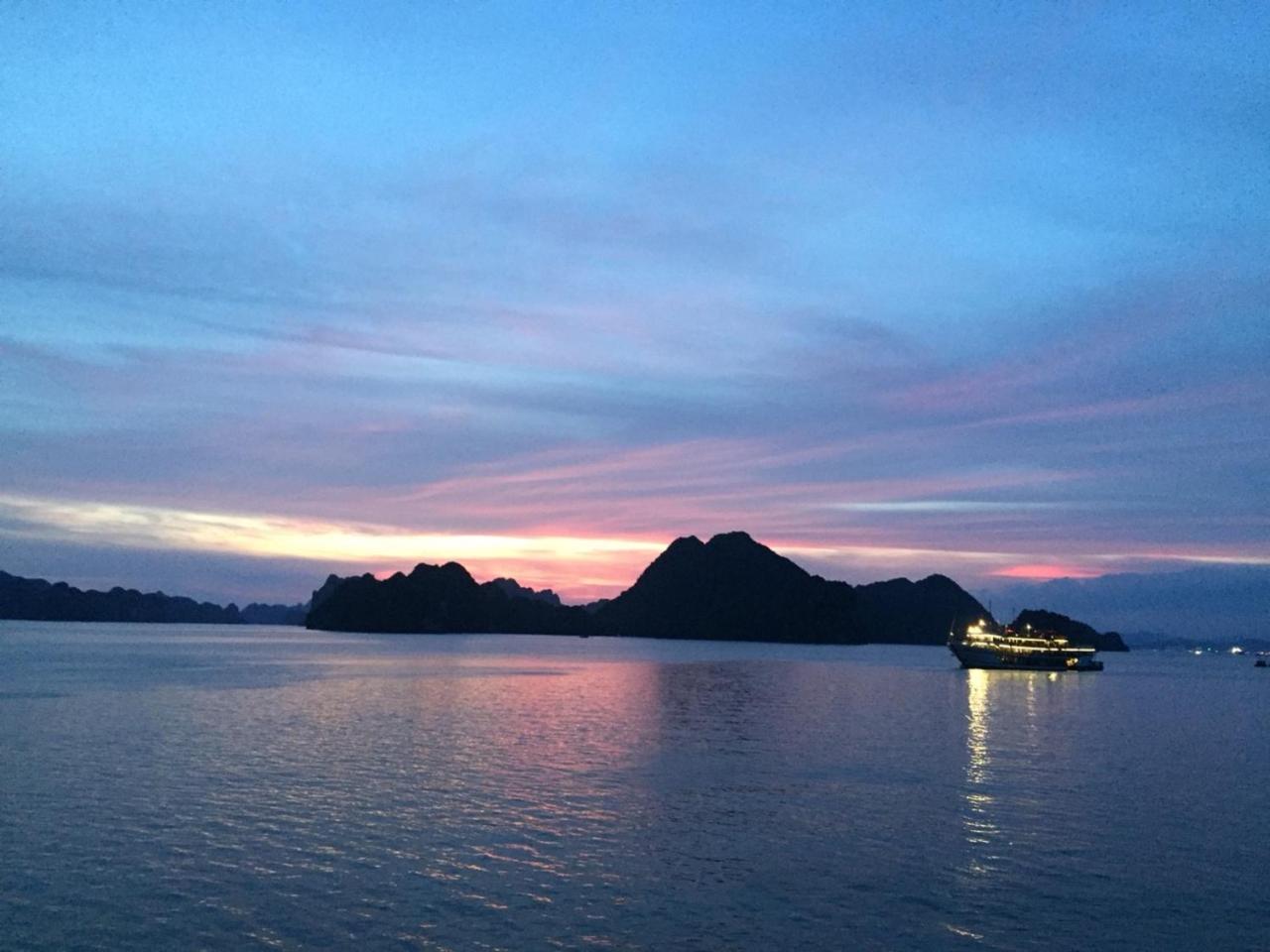 Готель Halong Lavender Cruises Халонг Екстер'єр фото